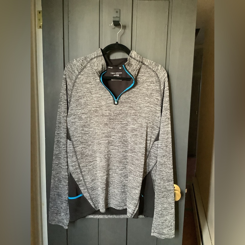 Men’s M never worn Tek Gear Lightweight Layer
